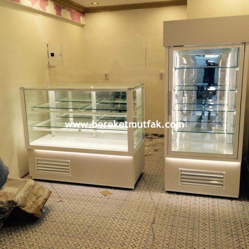 Dik tip ve yatay çikolata dolapları beyaz model